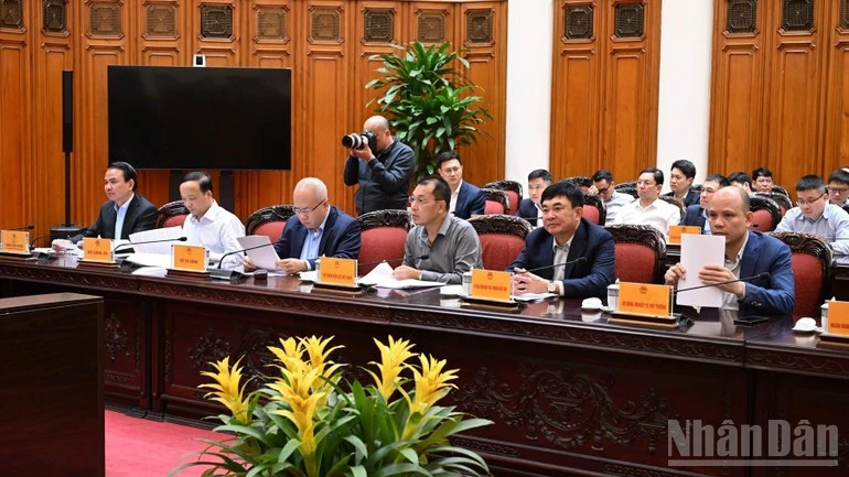 Đại diện lãnh đạo các bộ, ngành, cơ quan, đơn vị tham dự cuộc họp.