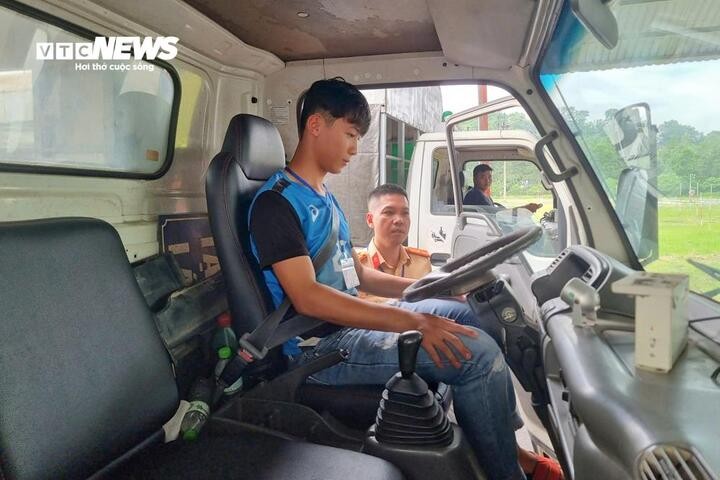 CSGT kiểm tra trước khi học viên thực hiện bài thi sát hạch giấy phép lái xe.