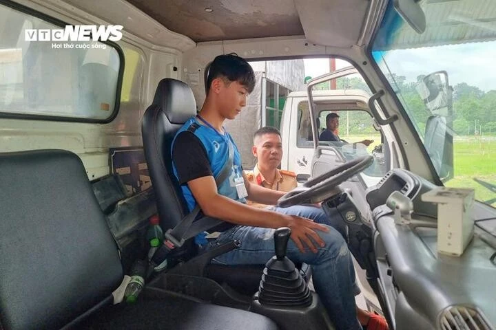 CSGT kiểm tra trước khi học viên thực hiện bài thi sát hạch giấy phép lái xe.