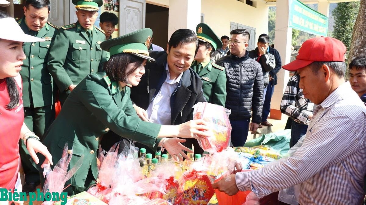 Đồn Biên phòng Huổi Luông, Bộ đội Biên phòng tỉnh Lai Châu phối hợp cùng cấp ủy, chính quyền địa phương với sự đồng hành của Hội Phụ nữ Cục Chính trị Bộ đội Biên phòng và Dự án “Thanh âm xanh” trao hàng trăm suất quà Tết cho nhân dân bản Làng Vây 2, xã Phong Thổ, tỉnh Lai Châu nhân dịp đón Xuân Bính Ngọ 2026. Ảnh: Bích Nguyên