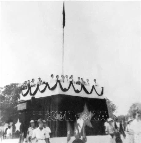 Ngày 2/9/1945, tại Quảng trường Ba Đình – Hà Nội, Chủ tịch Hồ Chí Minh đọc “Tuyên ngôn Độc lập”, tuyên bố sự ra đời của nước Việt Nam Dân chủ Cộng hòa.