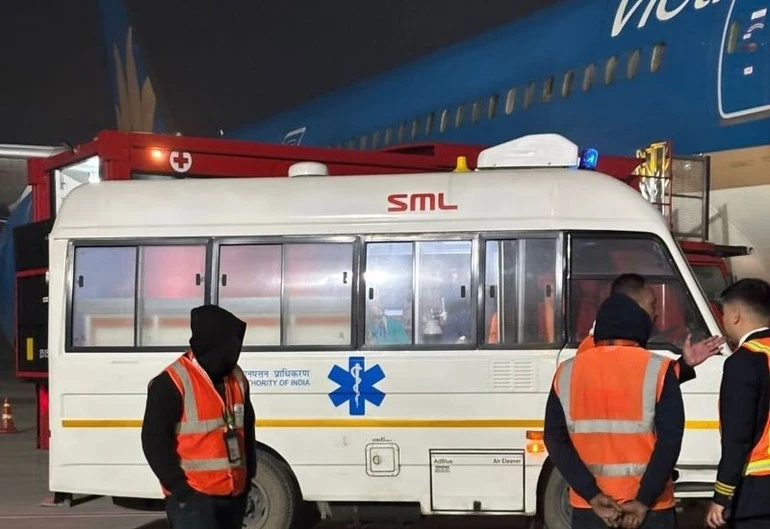 Xe cứu thương được huy động cấp cứu hành khách.