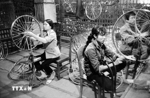 Các nữ công nhân nhà máy sản xuất xe đạp xí nghiệp quốc doanh ở Hà Nội đầu năm 1980.