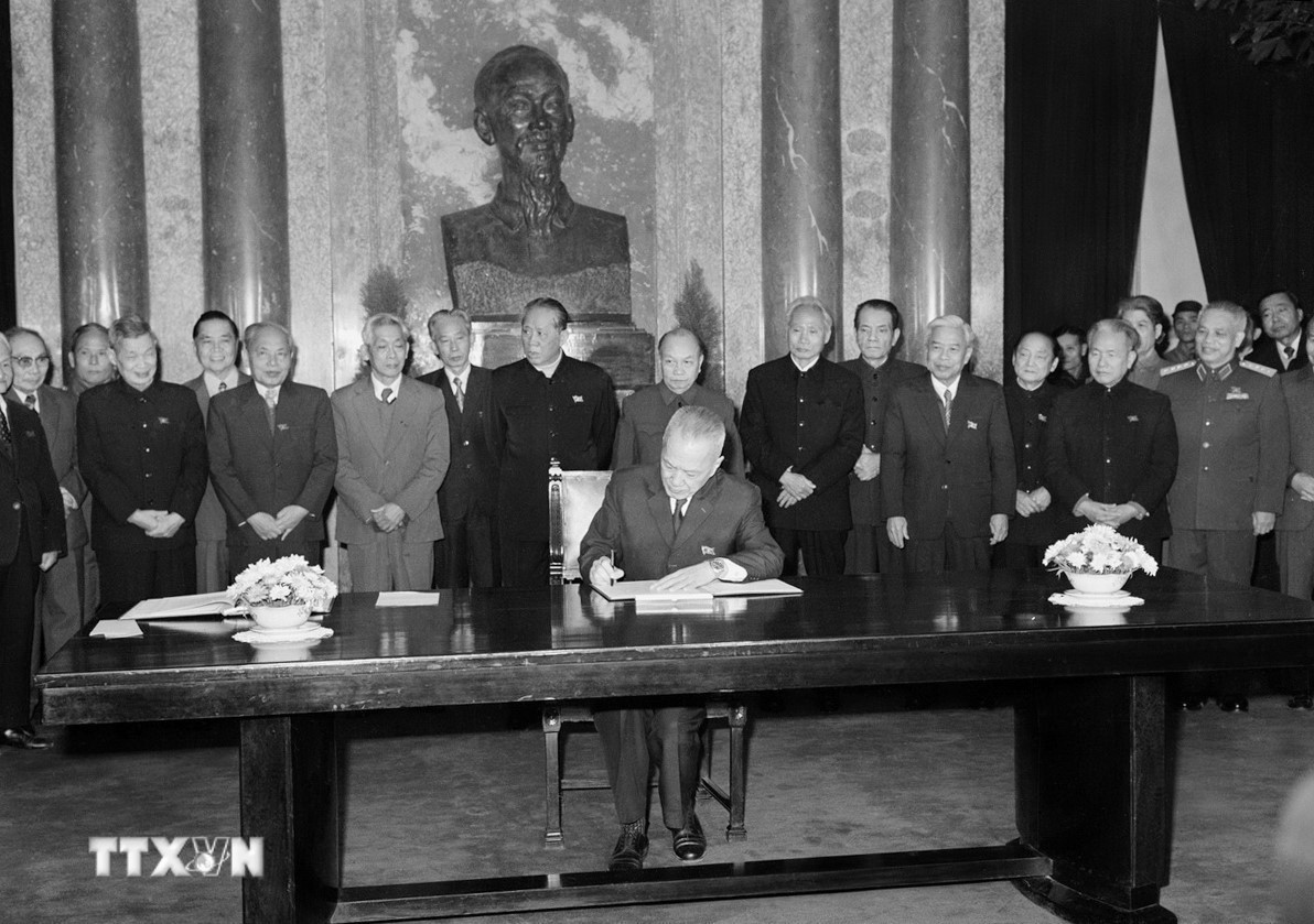 Quyền Chủ tịch nước Cộng hòa xã hội chủ nghĩa Việt Nam Nguyễn Hữu Thọ ký Sắc lệnh công bố Hiến pháp mới (12/1980).