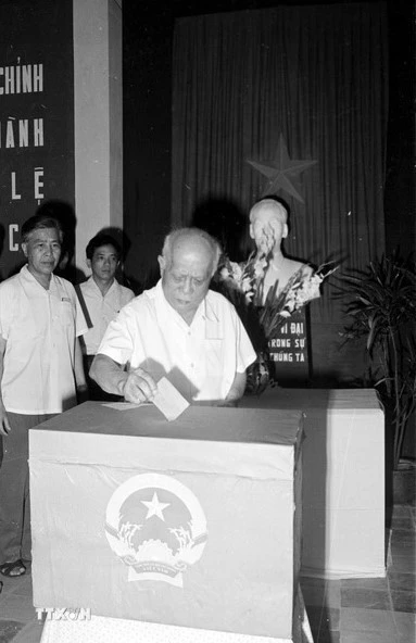 Sáng 15/5/1977, Chủ tịch nước Tôn Đức Thắng đi bỏ phiếu bầu cử Hội đồng nhân dân các cấp tại khu vực bỏ phiếu số 14, đơn vị bầu cử 2, Khu phố Ba Đình, Hà Nội.