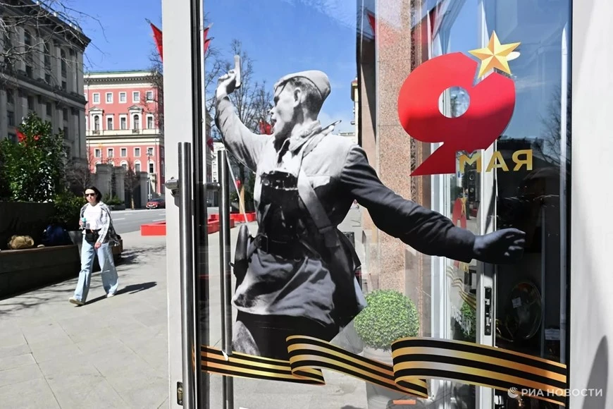 Trên các tuyến phố ở thủ đô Moscow, hơn 3.500 hạng mục trang trí đã được lắp đặt để chào mừng Ngày Chiến thắng.