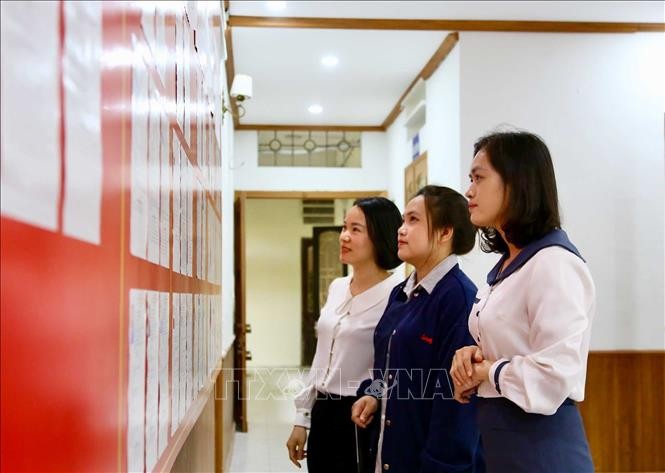 Bảng niêm yết danh sách cử tri đã được trang bị tại các điểm niêm yết tại khu vực bỏ phiếu và Trụ sở UBND xã Đan Phượng, Hà Nội.