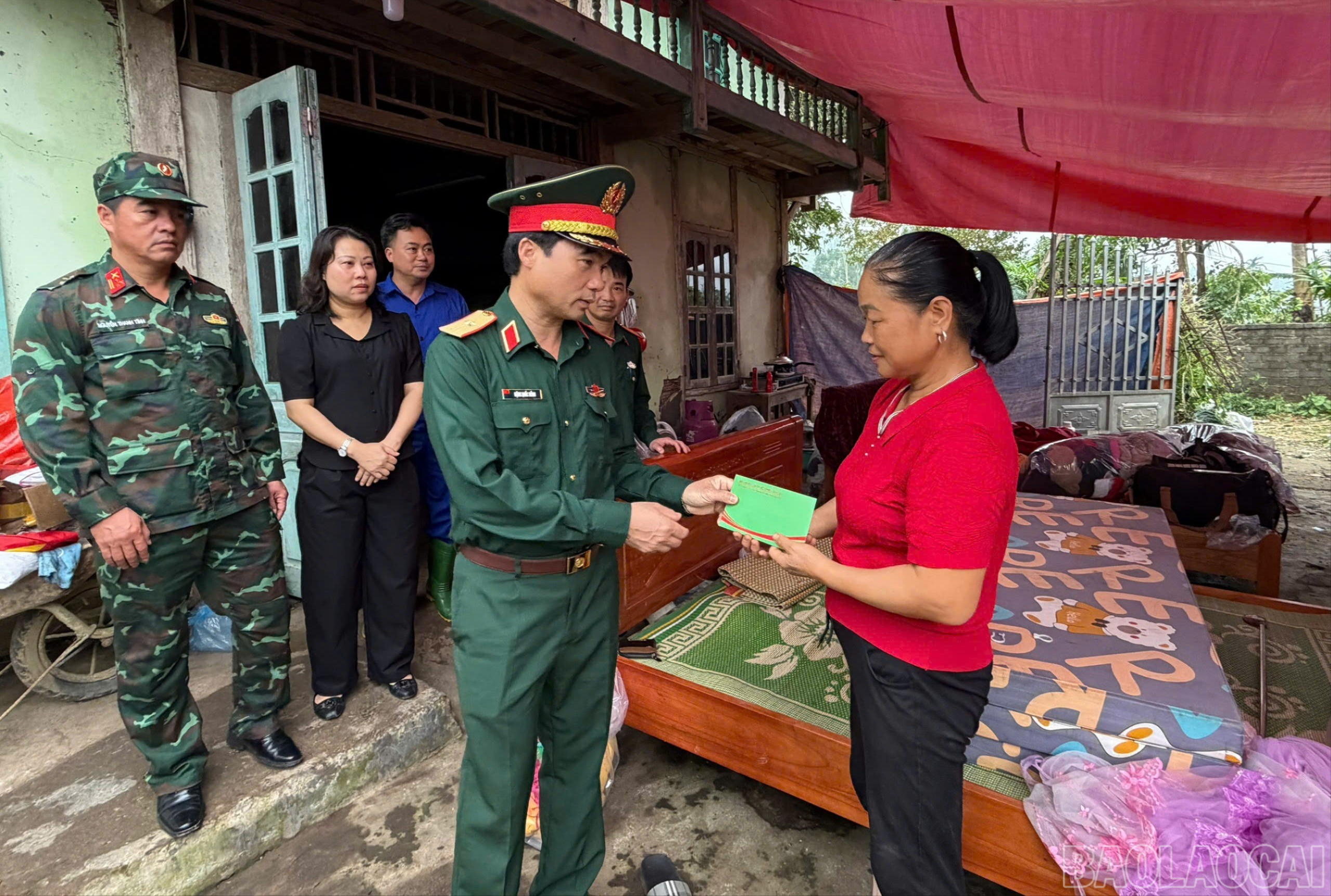 Thiếu tướng Đặng Quốc Đồng - Chỉ huy trưởng Bộ CHQS tỉnh thăm hỏi, động viên các gia đình bị thiệt hại do thiên tai trên địa bàn xã Thượng Bằng La.