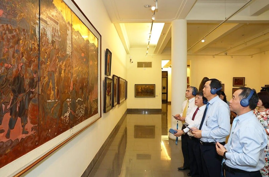 Khách tham quan trải nghiệm ứng dụng thuyết minh đa phương tiện iMuseum VFA tại Bảo tàng Mỹ thuật Việt Nam.