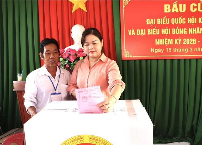 Người dân phường Cao Lãnh bỏ phiếu bầu tại Tổ bầu cử số 16, khóm Thuận Nghĩa, phường Cao Lãnh. Ảnh: Hồng Nhung/TTXVN