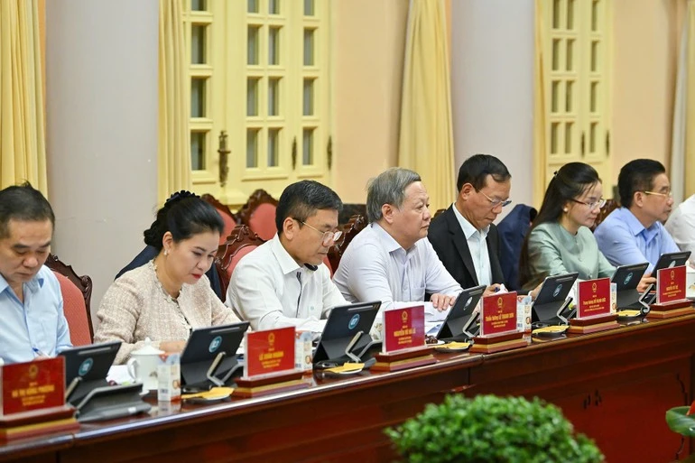 Các đại biểu tham dự cuộc họp.