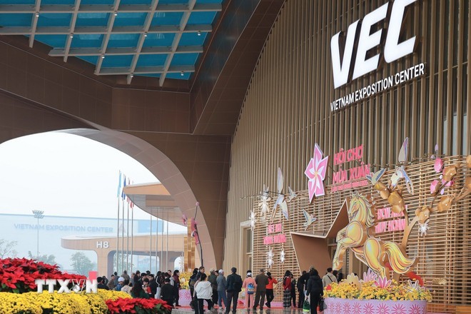 Đông đảo người dân đến Hội chợ Mùa Xuân tham quan, mua sắm.