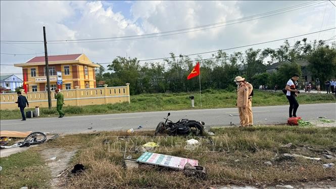 Lực lượng chức năng phong tỏa hiện trường để điều tra nguyên nhân vụ tai nạn giao thông nghiêm trọng khiến 4 người thương vong trên tuyến đường đi qua địa bàn phường Phong Quảng (thành phố Huế), ngày 22/1.