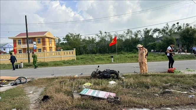 Lực lượng chức năng phong tỏa hiện trường để điều tra nguyên nhân vụ tai nạn giao thông nghiêm trọng khiến 4 người thương vong trên tuyến đường đi qua địa bàn phường Phong Quảng (thành phố Huế), ngày 22/1.