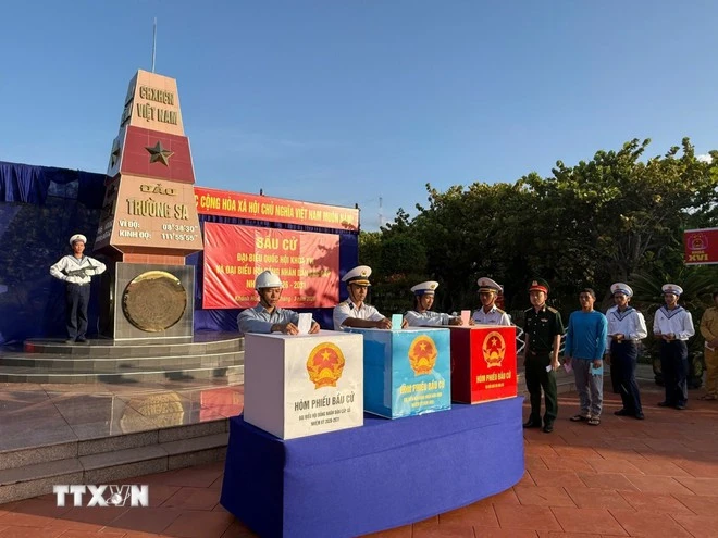 Cử tri ở điểm bỏ phiếu số 14, đặc khu Trường Sa bỏ phiếu đại biểu Quốc hội khóa XVI và đại biểu HĐND các cấp nhiệm kỳ 2026 - 2031.