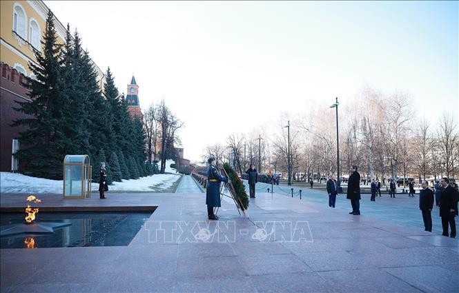 Thủ tướng Phạm Minh Chính đặt hoa tại Đài tưởng niệm Liệt sĩ vô danh Liên bang Nga ở thủ đô Moskva.