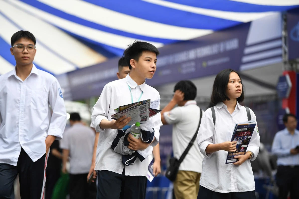 Học sinh tìm hiểu thông tin tuyển sinh của các trường đại học tại một ngày hội tư vấn tuyển sinh.