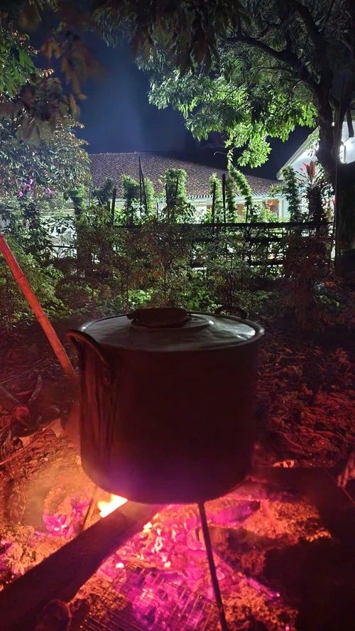 Những nồi bánh chưng mang hương vị của cả một đêm trường, của bếp lửa bập bùng, của tiếng chuyện trò và ánh than hồng.