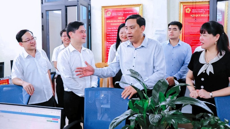 Đồng chí Hoàng Giang, Phó Bí thư Thường trực Tỉnh ủy kiểm tra thực tế về công tác chuyên môn tại phường Nghĩa Lộ.