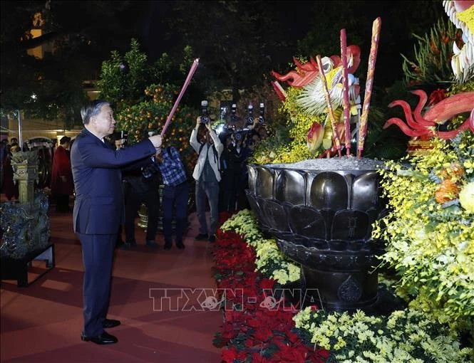 Tổng Bí thư Tô Lâm dâng hương tại tượng đài Vua Lý Thái Tổ.