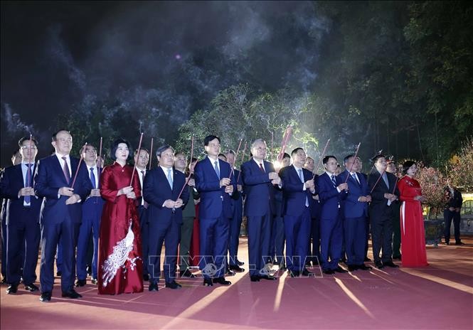 Tổng Bí thư Tô Lâm và các đại biểu dâng hương tại tượng đài Vua Lý Thái Tổ.