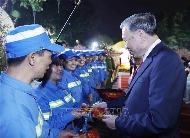 Tổng Bí thư Tô Lâm mừng tuổi cho công nhân môi trường đô thị tại khu vực vườn hoa Lý Thái Tổ.