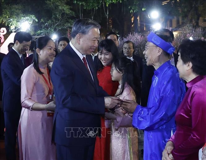 Tổng Bí thư Tô Lâm thăm hỏi, chúc Tết và mừng tuổi cho đại diện các tầng lớp nhân dân.