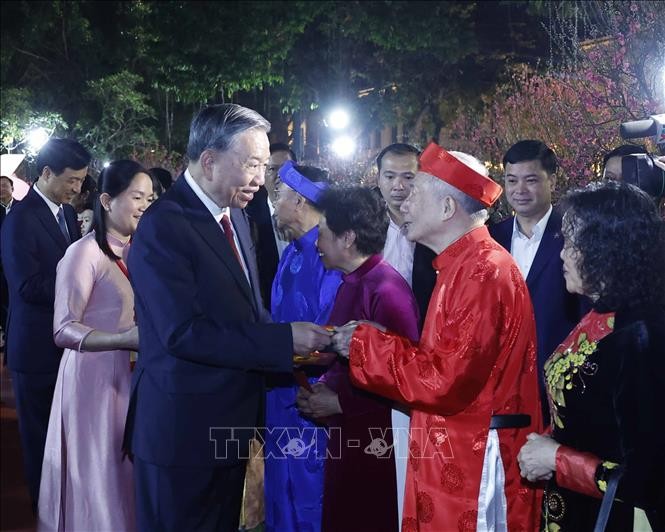 Tổng Bí thư Tô Lâm thăm hỏi, chúc Tết và mừng tuổi cho đại diện các tầng lớp nhân dân.