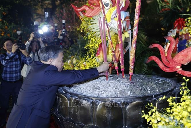 Tổng Bí thư Tô Lâm dâng hương tại tượng đài Vua Lý Thái Tổ.