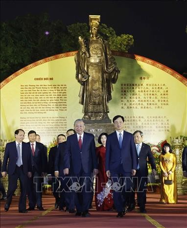 Tổng Bí thư Tô Lâm và Bí thư Thành ủy Hà Nội Nguyễn Duy Ngọc cùng các đại biểu tại tượng đài Vua Lý Thái Tổ.