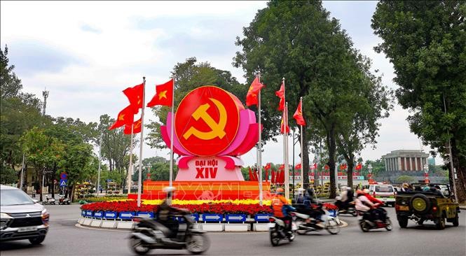 Biểu tượng búa liềm, cờ Đảng, cờ Tổ quốc chào mừng Đại hội đại biểu toàn quốc lần thứ XIV của Đảng được trang trí gần Lăng Chủ tịch Hồ Chí Minh.