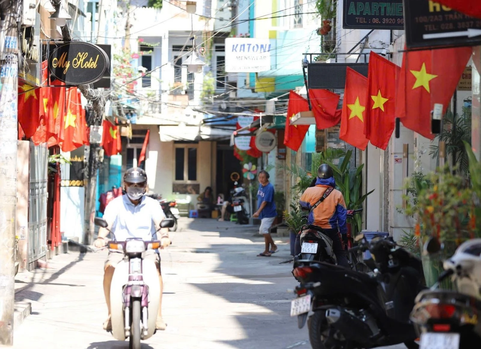 Người dân thực hiện treo cờ vào các dịp lễ, Tết tại TP Hồ Chí Minh.