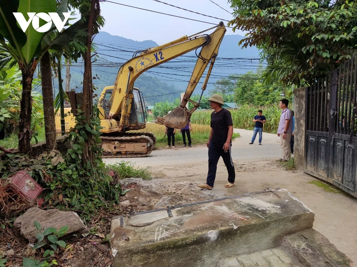 Người dân đã tự nguyện phá dỡ hàng trăm mét tường rào, 12 cổng nhà kiên cố để cho mở rộng đường.