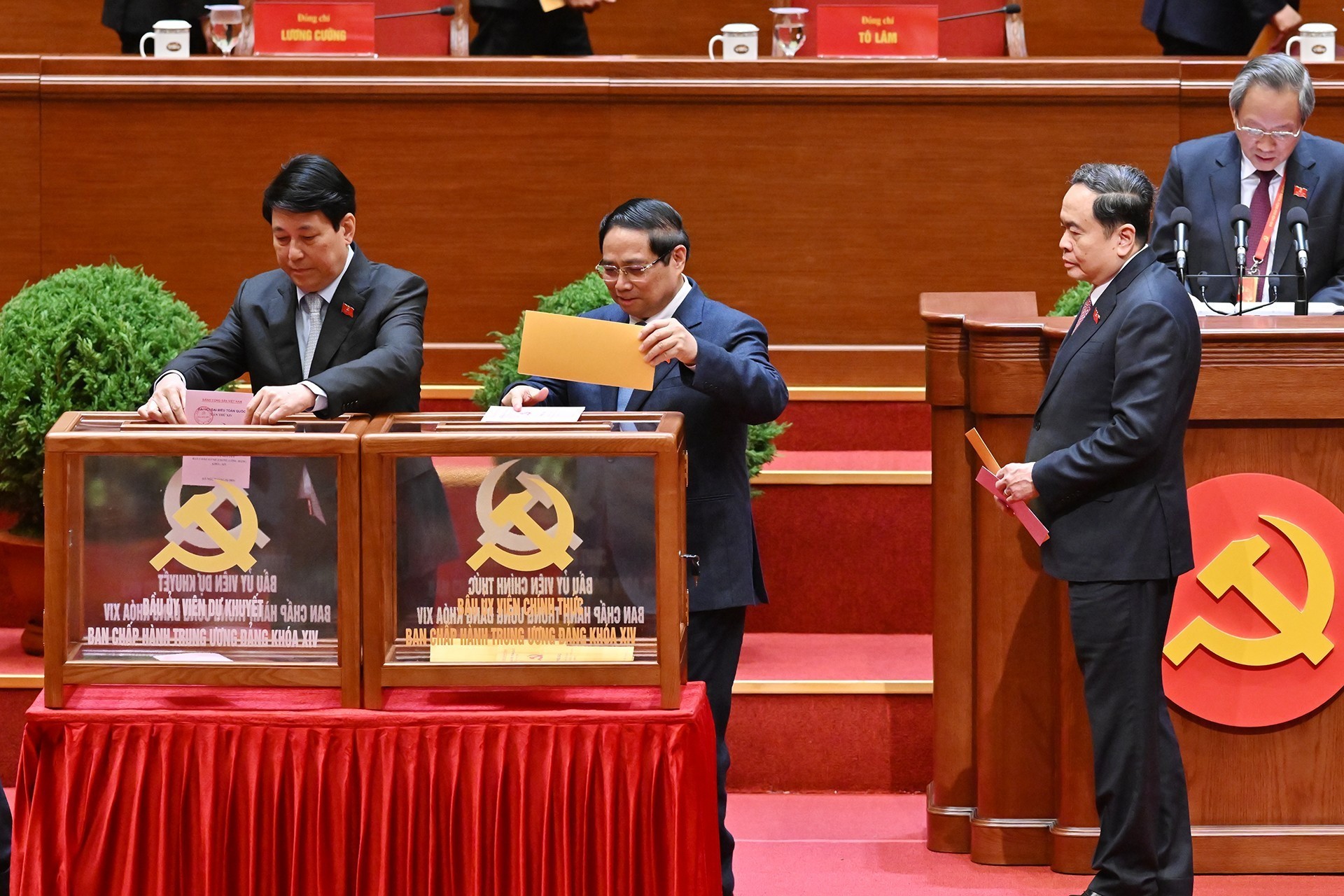 Các lãnh đạo Đảng và Nhà nước bỏ phiếu bầu Ban Chấp hành Trung ương khóa XIV.