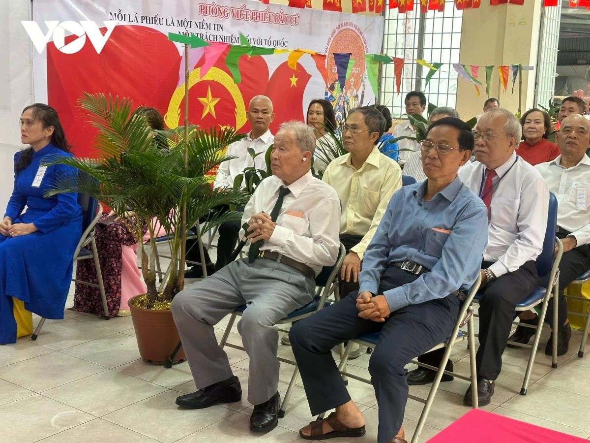 Ông Nguyễn Văn Tàu và các cử tri tham dự khai mạc.