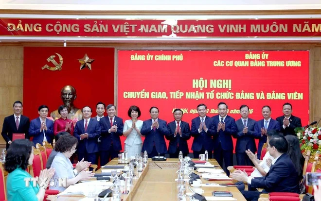 Thường trực Ban Bí thư Trần Cẩm Tú, Thủ tướng Phạm Minh Chính, đại diện Đảng ủy Chính phủ, Đảng ủy các cơ quan Đảng Trung ương và các đảng bộ chuyển giao, tiếp nhận chụp ảnh chung.