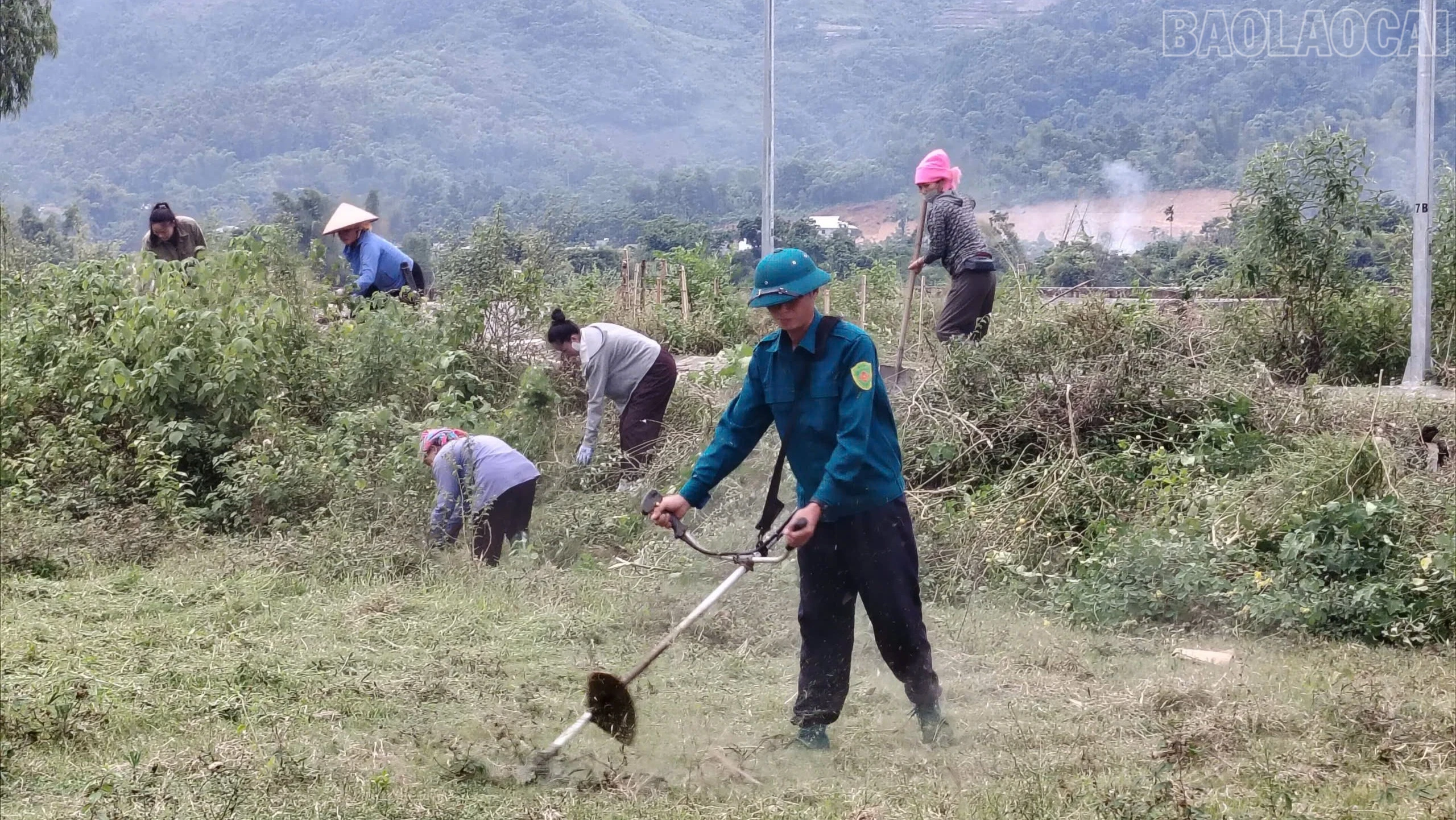 baolaocai-tr_nguoi-dan-sa-ren-phat-co-phat-quang-bui-ram-chinh-trang-san-bong-phuc-vu-vtv-cup-2026-2-1405.jpg