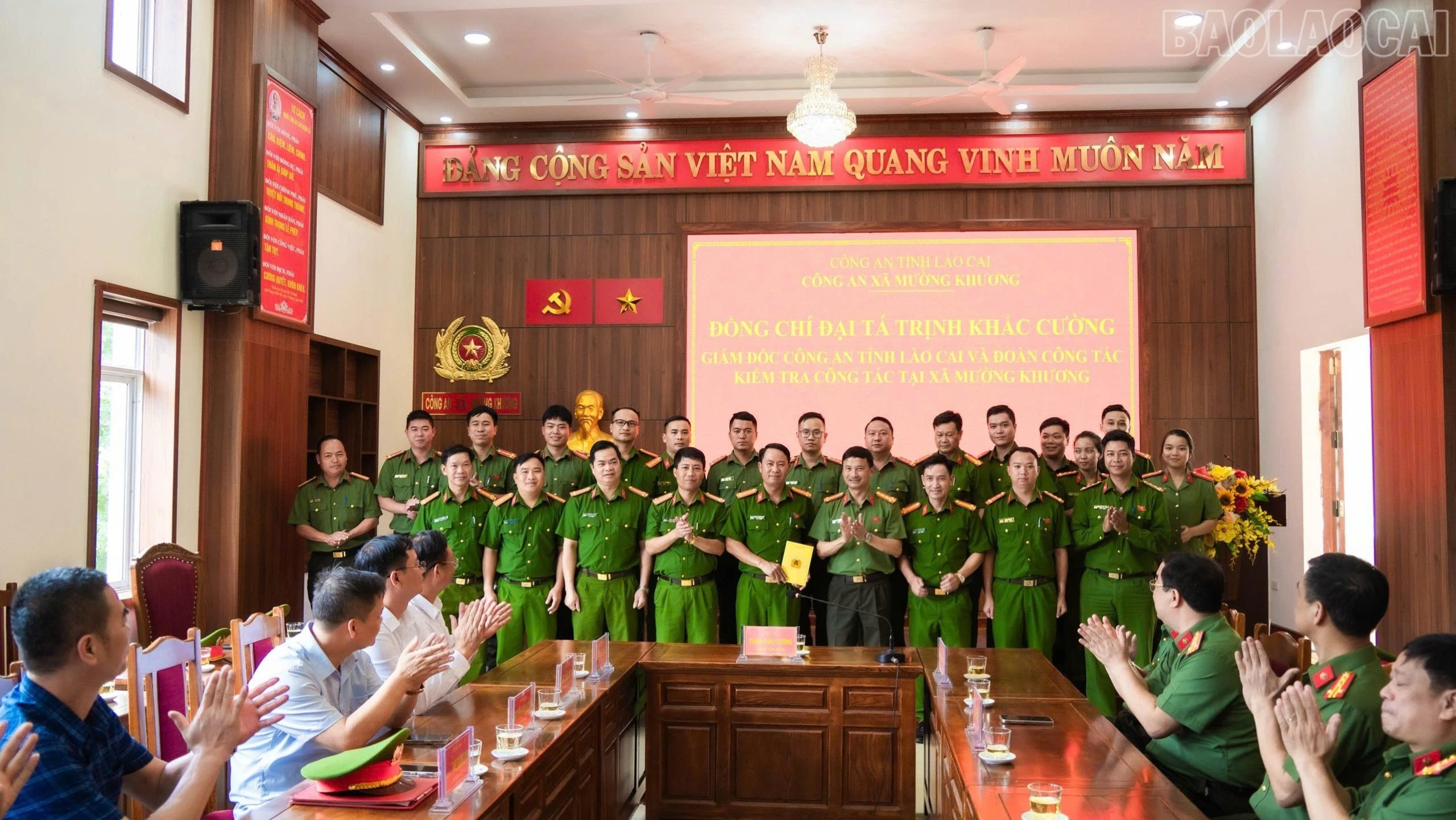 baolaocai-tr_giam-doc-cong-an-tinh-lao-cai-trinh-khac-cuong-tham-tang-qua-can-bo-chien-sy-cong-an-xa-muong-khuong-1-4538.jpg