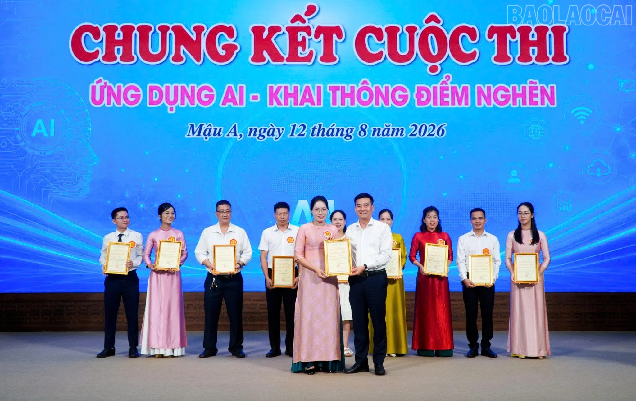 baolaocai-tr_lanh-dao-xa-trao-giai-nhat-cuoc-thi-ung-dung-ai-khai-thong-diem-nghen-cho-thi-sinh.jpg