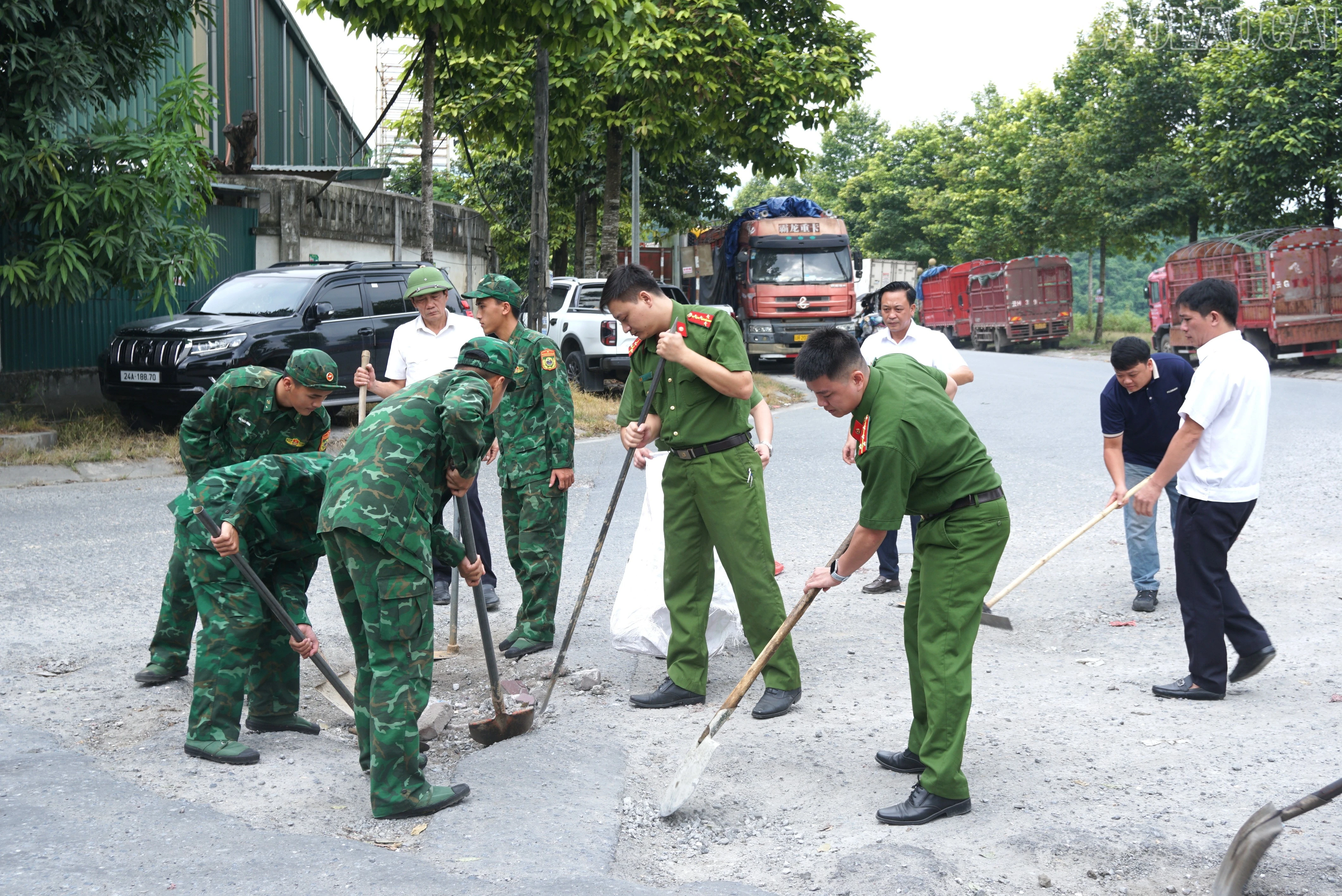 baolaocai-tr_anh-2-van-phong-co-quan-canh-sat-dieu-tra-phoi-hop-cung-don-bien-phong-cua-khau-don-sach-cac-doan-ho-bi-hu-hong-de-san-sang-thi-cong-3.jpg