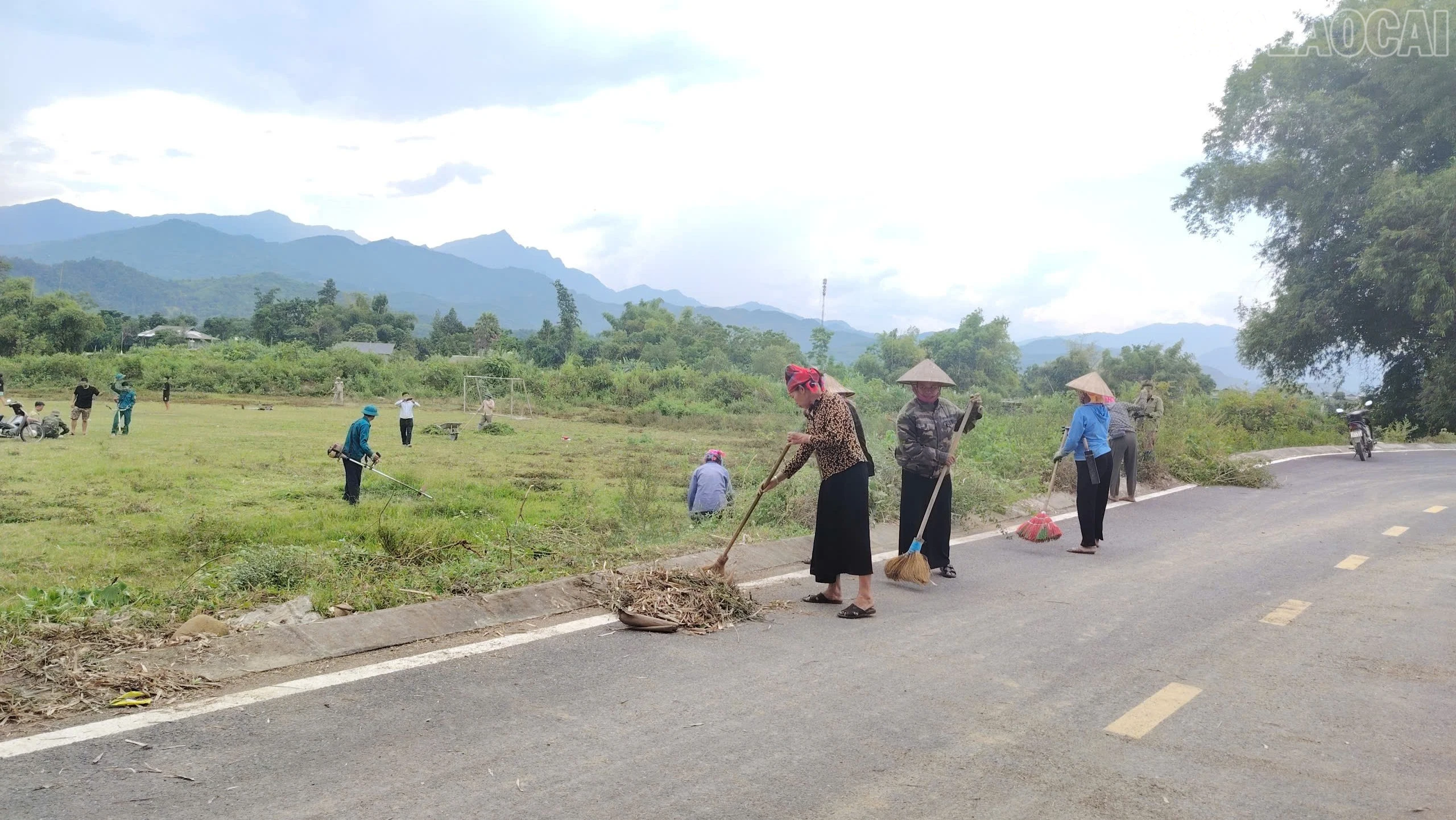 baolaocai-tr_nguoi-dan-to-dan-pho-sa-ren-phat-quang-bui-ram-thu-gom-quet-don-va-chinh-trang-san-bong-chuan-bi-phuc-vu-cac-doi-bong-vtv-cup-2026-ve-tap-luyen-2-2270.jpg