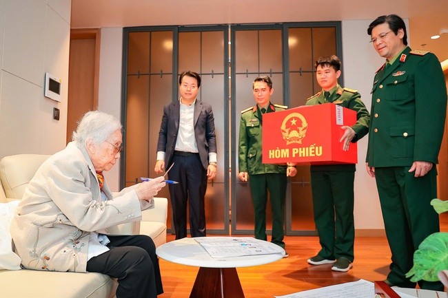 Nguyên Phó Chủ tịch nước Nguyễn Thị Bình bầu cử tại Bệnh viện Trung ương Quân đội 108.