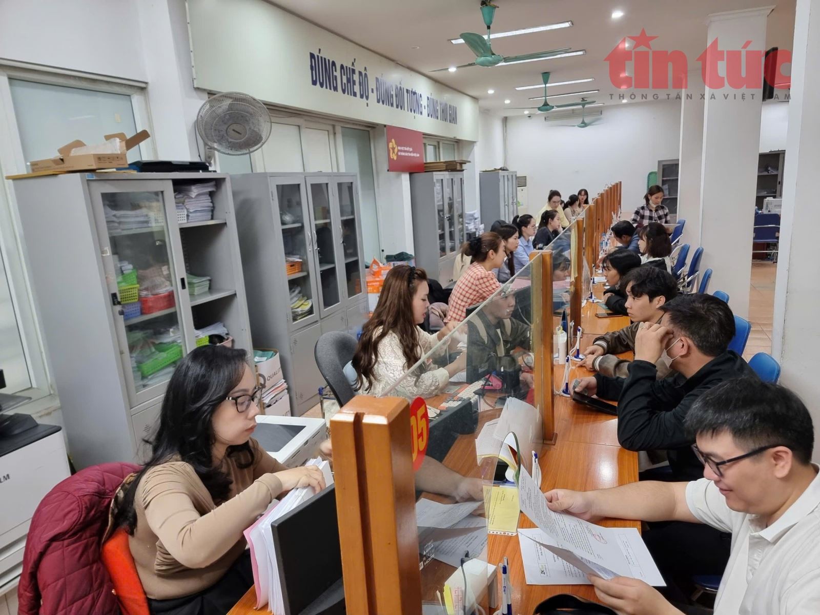 Nhiều người đến làm thủ tục hưởng bảo hiểm thất nghiệp tại Trung tâm Dịch vụ việc làm Hà Nội.