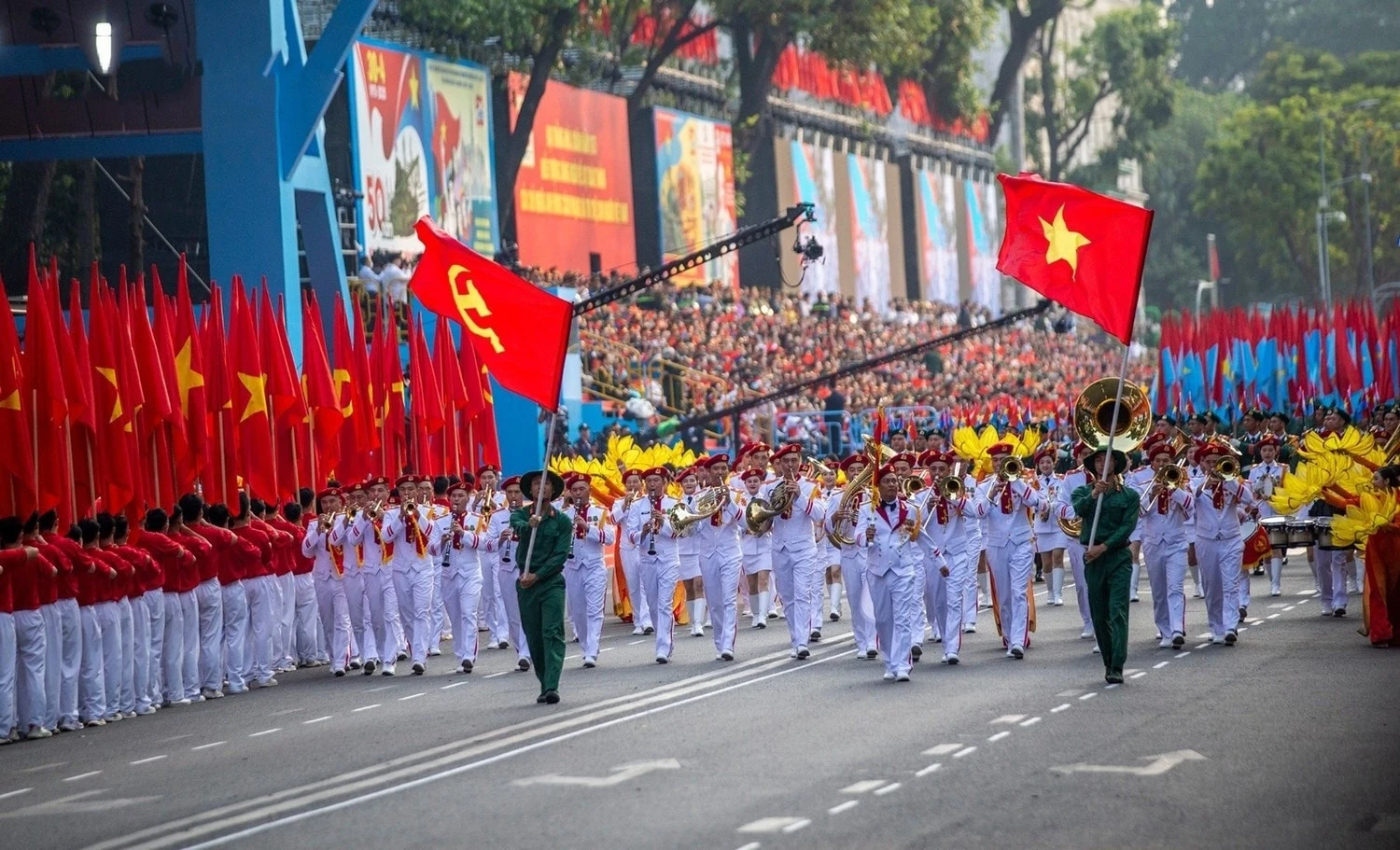 Tiết mục văn nghệ tái hiện lại chiến dịch Hồ Chí Minh, quân giải phóng tiến thẳng vào Sài Gòn tại lễ kỷ niệm 50 năm ngày Giải phóng miền Nam, thống nhất đất nước, sáng 30/4/2025.