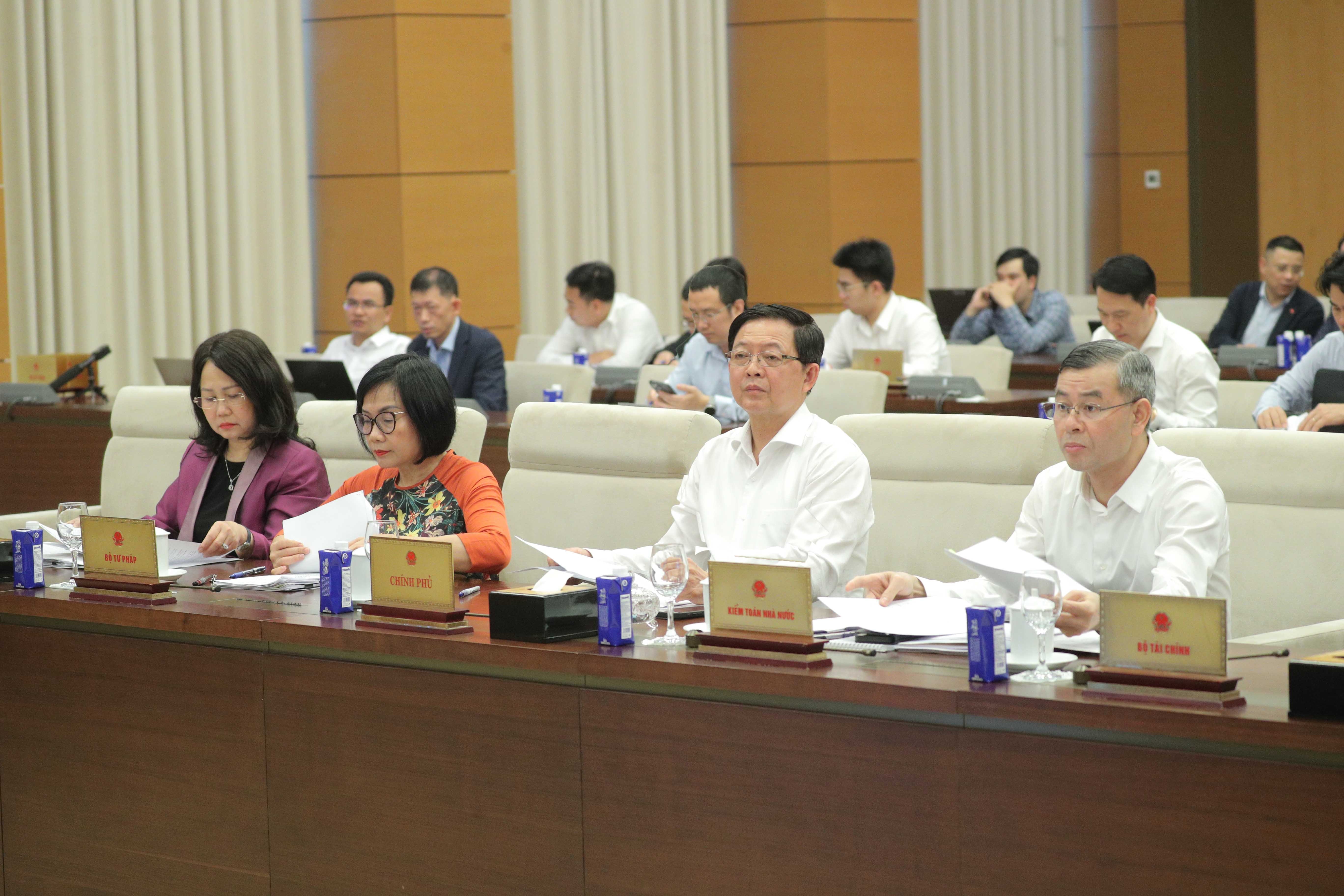 Các đại biểu dự phiên họp.