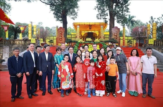 Thủ tướng Phạm Minh Chính với nhân dân và du khách tại Khu di tích Hoàng thành Thăng Long.