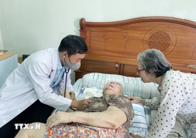 Bác sỹ Trạm Y tế phường Hiệp Bình, Thành phố Hồ Chí Minh, đến tận nhà khám sức khỏe cho người cao tuổi.