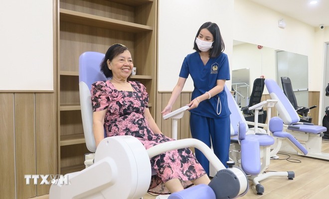 Người cao tuổi được chăm sóc sức khỏe tại Trung tâm sinh hoạt và chăm sóc người cao tuổi Genki House.