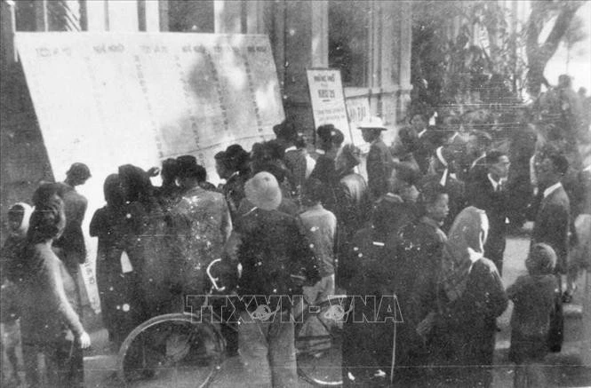 Ngày 6/1/1946, công dân Việt Nam trên khắp mọi miền của Tổ quốc đã nô nức tham gia bầu cử đại biểu Quốc hội lần đầu tiên của nước Việt Nam Dân chủ Cộng hòa, nay là nước Cộng hoà Xã hội chủ nghĩa Việt Nam. Trong ảnh: Cử tri Thủ đô xem danh sách, tiểu sử các đại biểu ra ứng cử (1946).