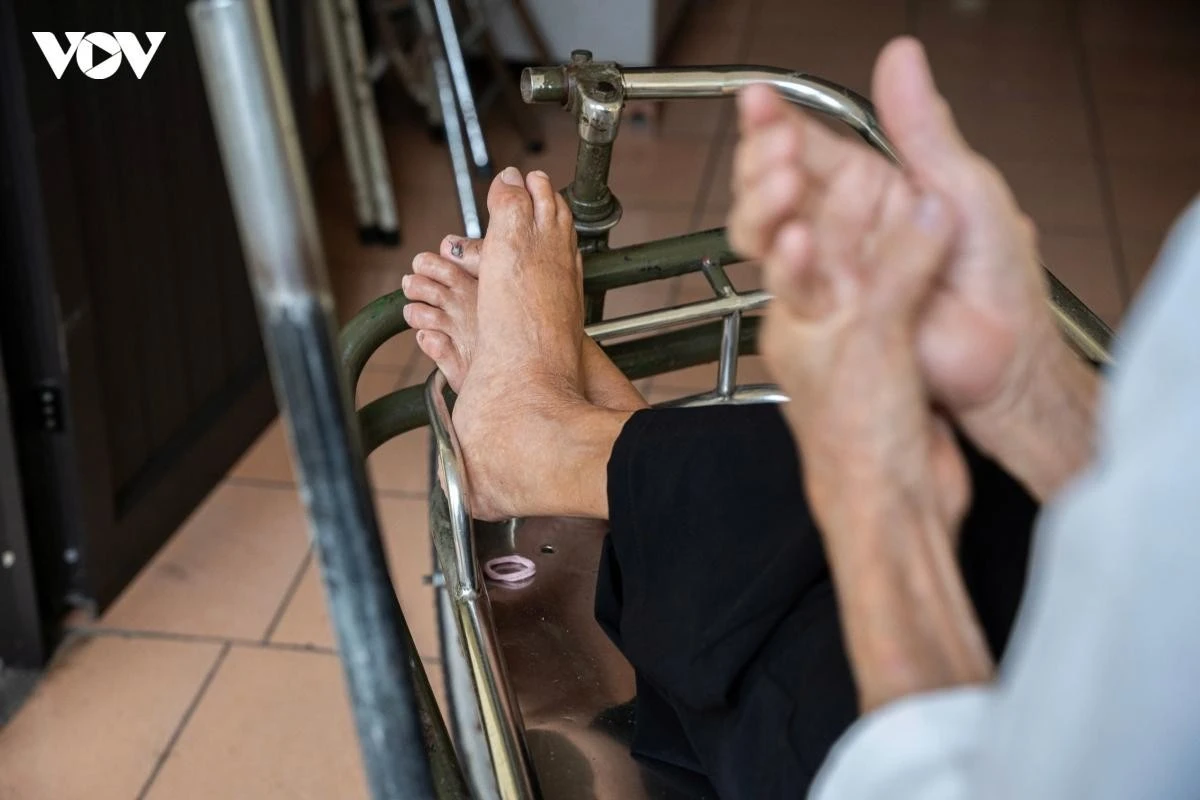 Bà Mai Thị Hường bị liệt cả hai chân và đã gắn bó với chiếc xe ba bánh gần 60 năm nay. Mỗi khi trái gió trở trời, những cơn đau nhức từ vết thương cũ lại hành hạ cơ thể bà. Bà vẫn nhớ như in những ngày mở Đường 20 Quyết Thắng giữa mưa bom bão đạn. Trong một trận oanh tạc, một mảnh pháo găm thẳng vào cột sống, làm đứt tủy sống. Bà được đưa đi cấp cứu và phải điều trị suốt 4 năm. Từ đó, nửa thân dưới vĩnh viễn mất khả năng vận động. Khi ấy bà mới 24 tuổi. Sau chiến tranh, bà trở về sinh sống tại Trung tâm Điều dưỡng thương binh và dần gắn bó với nơi này. Gần 60 năm trôi qua, trung tâm đã trở thành mái nhà thứ hai của bà. Bố mẹ đều đã qua đời, bà cũng không lập gia đình. "Tôi đi từ năm 20 tuổi, lúc ấy còn nhiều ước mơ, hoài bão lắm. Chiến tranh qua đi, tôi ở lại đây đến giờ cũng gần 60 năm rồi. Nơi này là nhà của tôi. Thi thoảng con cháu ra thăm, tôi vui lắm", bà Hường chia sẻ.